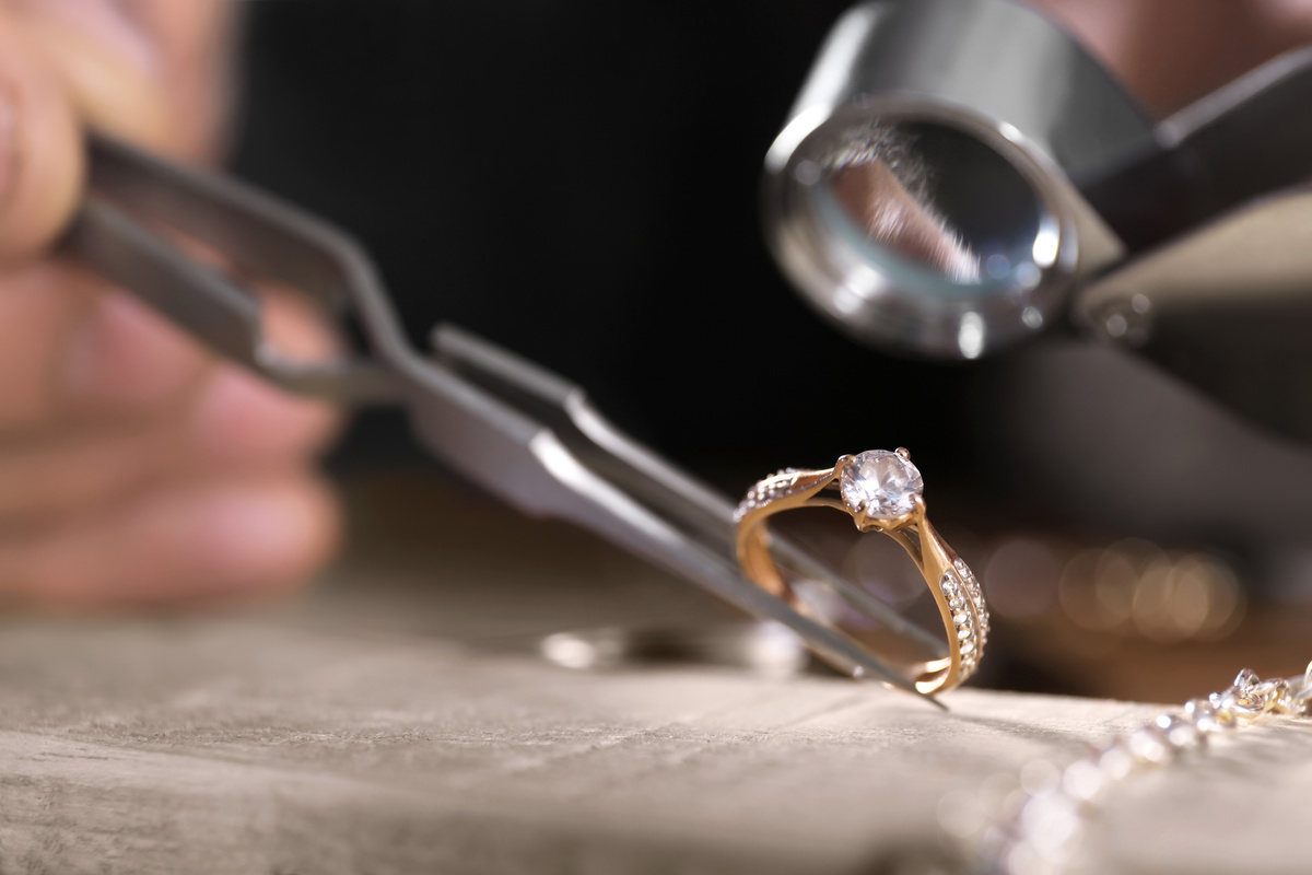 Joaillier travaillant avec précision sur une bague en diamant.